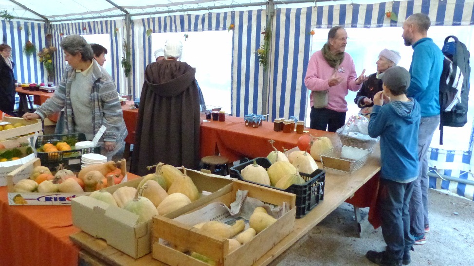 Sous la tente, vente des confitures